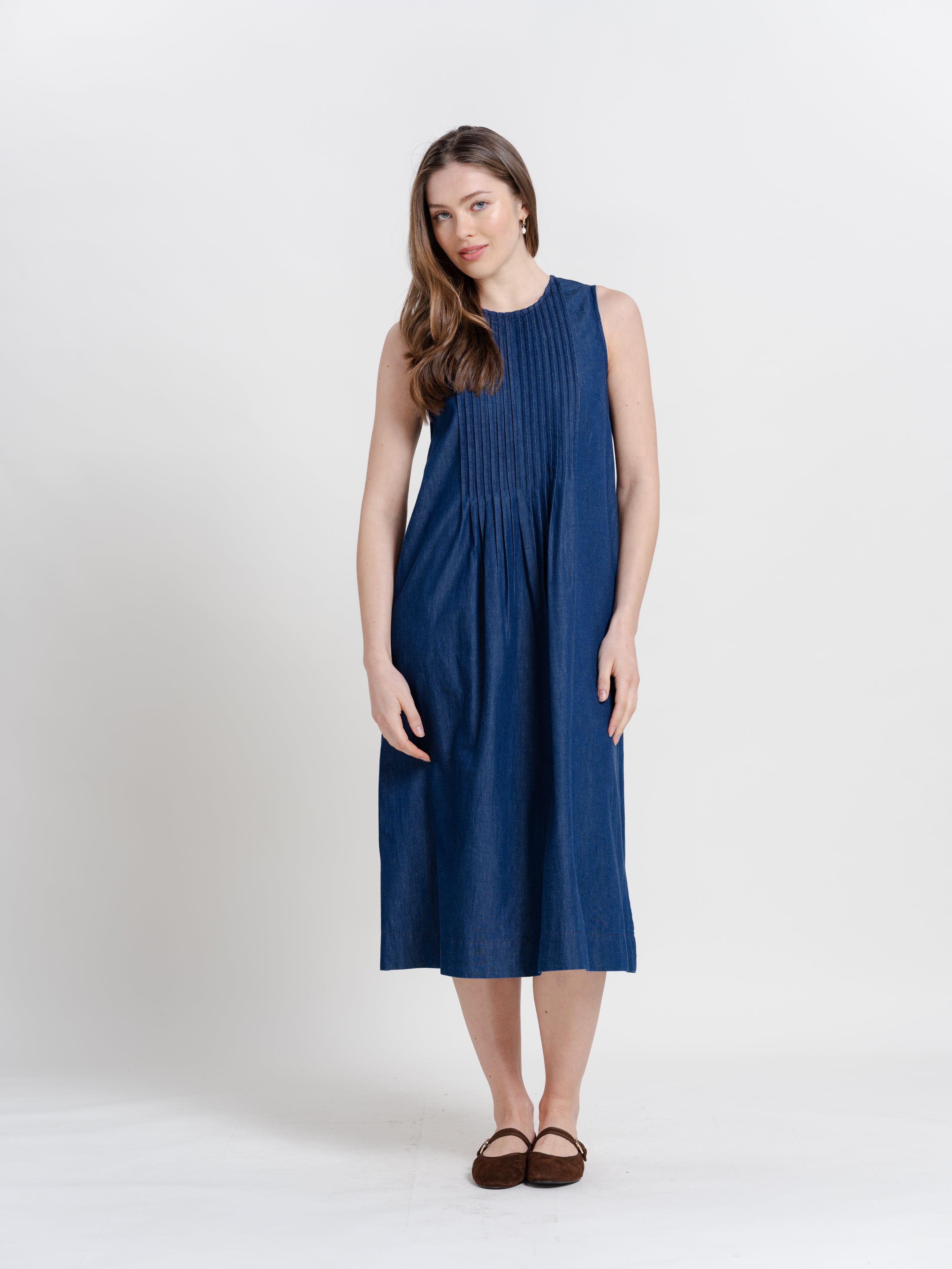 The Lightweight Denim Sleeveless Pintuck